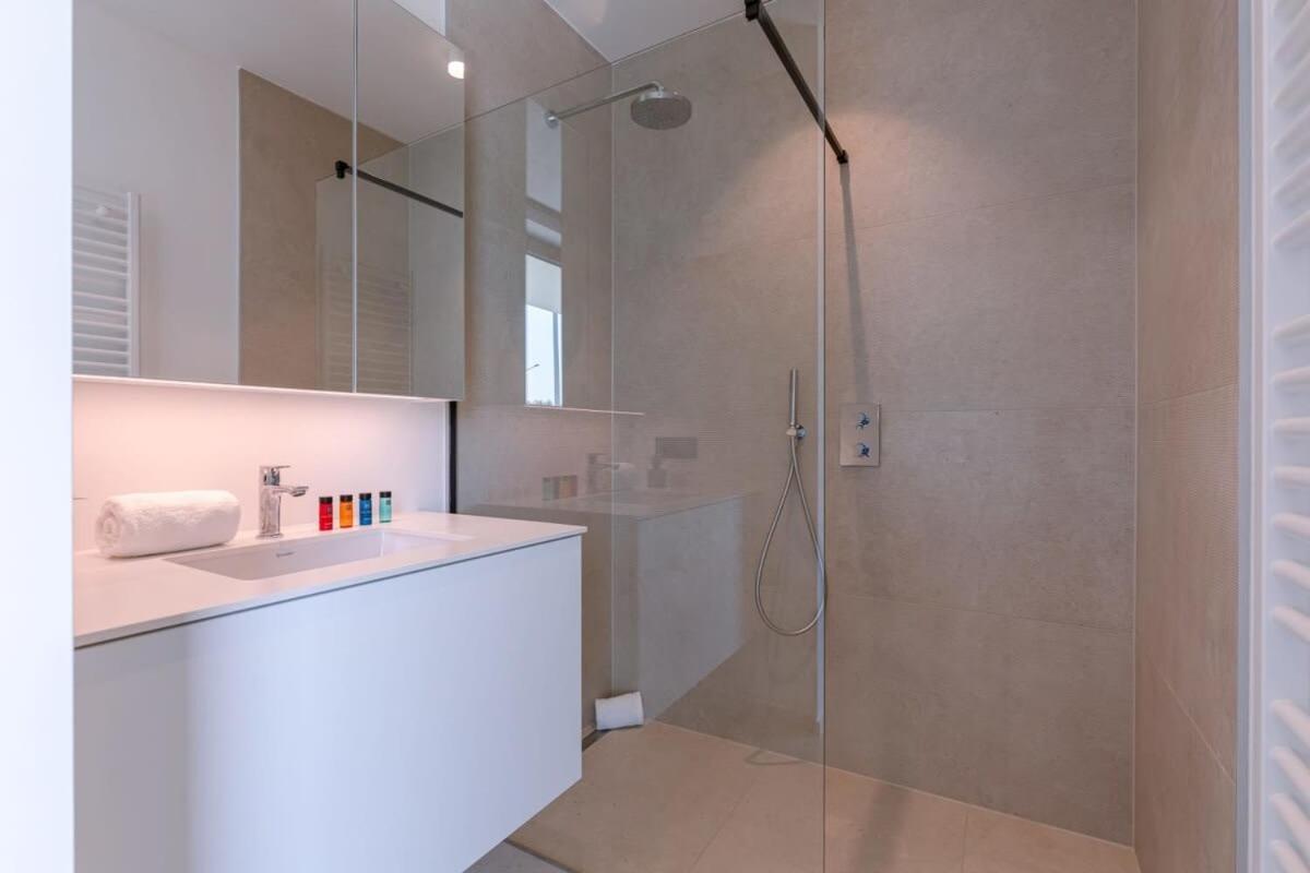 New, Luxurious And Modern Apartment With Private Parking Koksijde Luaran gambar